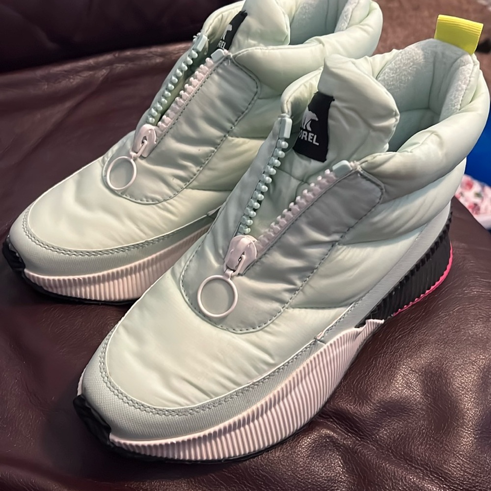 Gently worn US size 10 women’s light green Sorel ankle boots